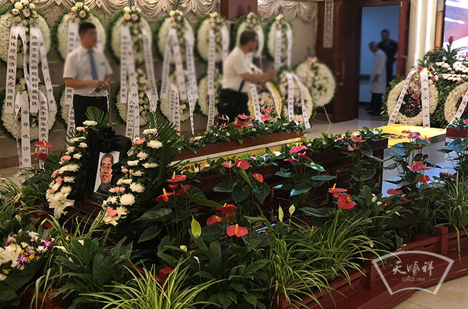 在八宝山殡仪馆为中航集团郑晓沙同志举办丧葬仪式