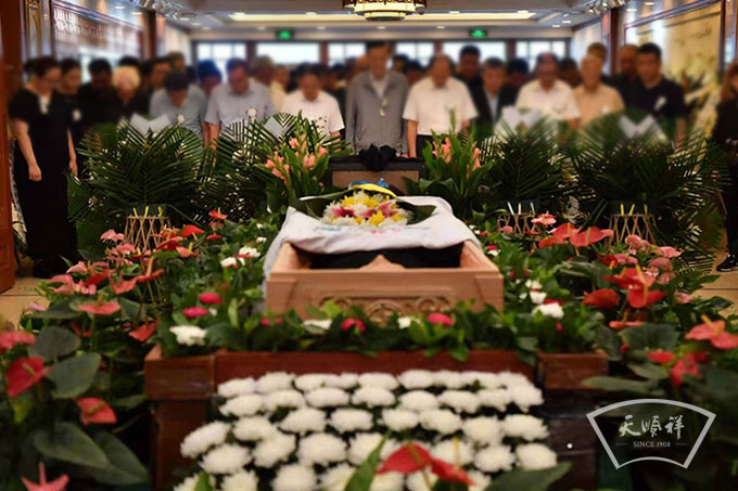 为中国酿酒行业泰斗秦含章在八宝山殡仪馆举办的500人以上大型告别仪式