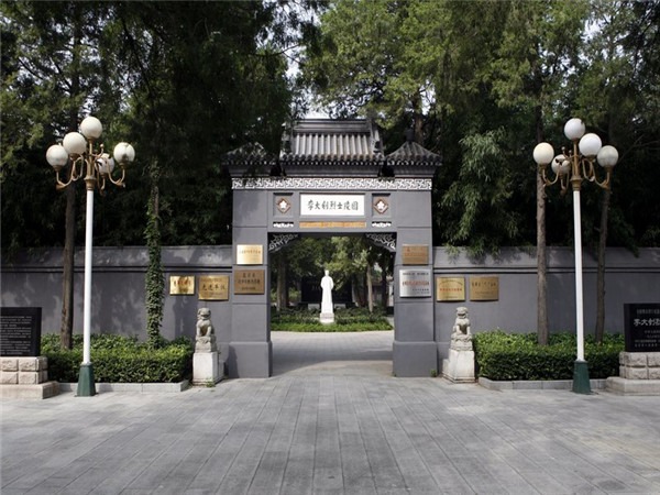 墓地与城市记忆：构建集体精神坐标